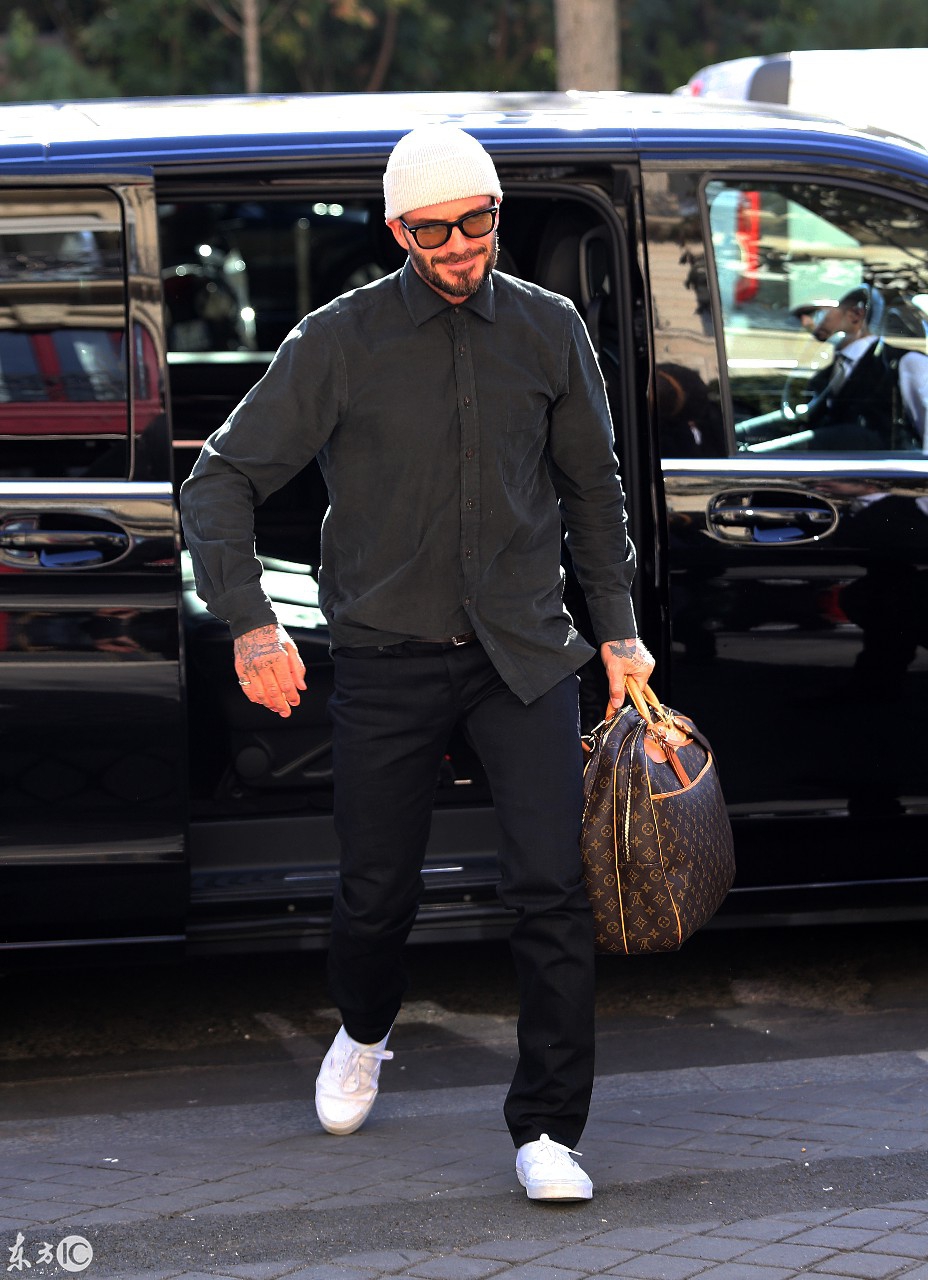 大衛貝克漢姆David Beckham絡腮胡子手拿LV包包抵達巴黎酒店24 / 作者:admin / 帖子ID:56