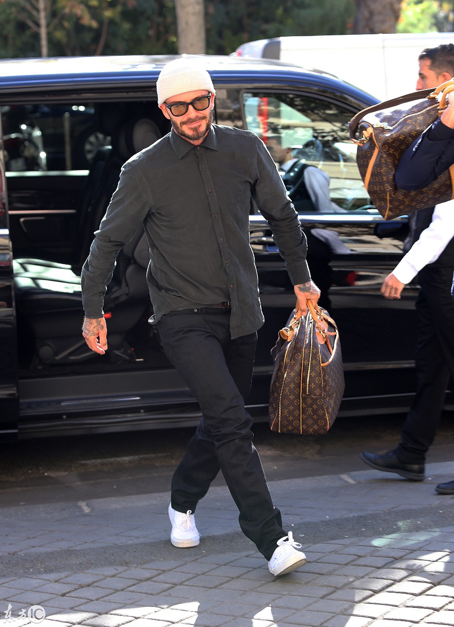 大衛貝克漢姆David Beckham絡腮胡子手拿LV包包抵達巴黎酒店90 / 作者:admin / 帖子ID:56