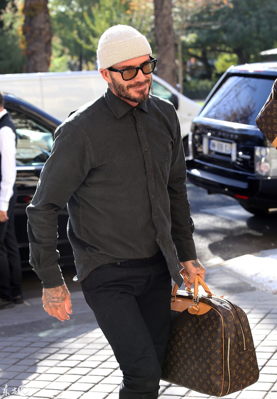 大衛貝克漢姆David Beckham絡腮胡子手拿LV包包抵達巴黎酒店72 / 作者:admin / 帖子ID:56