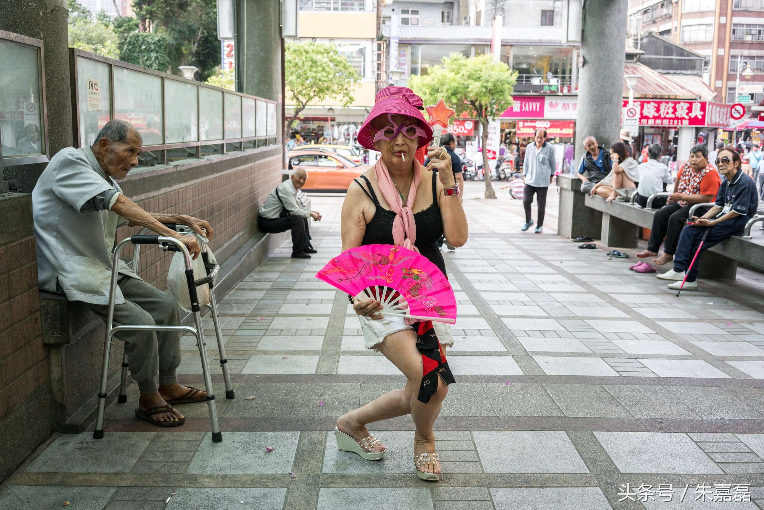 台北艋︰這里仍保留80年代模樣 60歲女性打扮妖艷干這份工作10 / 作者:123456790 / 帖子ID:162