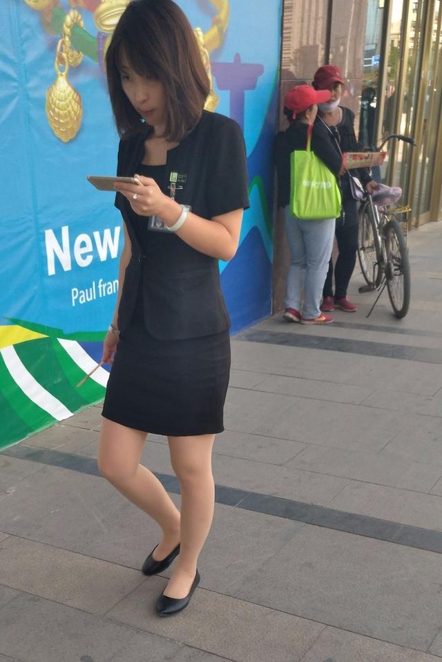 逛商城看到一個正在玩手機的制服緊身包臀裙美女，身材真好96 / 作者:123456790 / 帖子ID:257