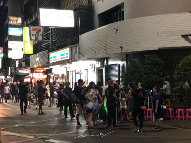 實拍泰國曼谷最著名的紅燈區，一半是夜市，一半是色情表演的夜店90 / 作者:乔微博 / 帖子ID:472