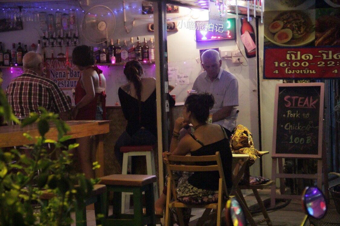 實拍︰泰國清萊的酒吧街，歐美老頭一瓶酒可以坐一天80 / 作者:123456790 / 帖子ID:473