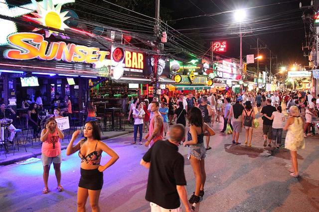 泰國普吉島旅游，探訪與芭提雅齊名的酒吧街 男游客居多71 / 作者:乔微博 / 帖子ID:486