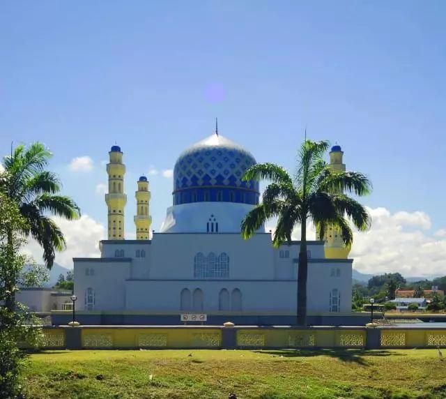 兩女游客在馬來西亞清真寺前拍抖音，結果……1 / 作者:乔微博 / 帖子ID:540