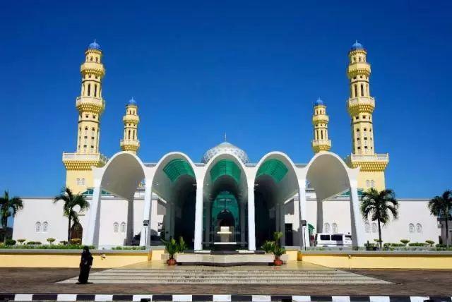 兩女游客在馬來西亞清真寺前拍抖音，結果……82 / 作者:乔微博 / 帖子ID:540